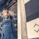 Ascensore bloccato in condominio: cosa fare davvero (e perché non è mai solo un guasto)